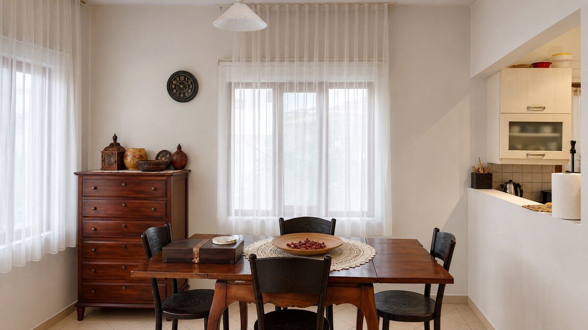 Yemek masası ve pencere önü